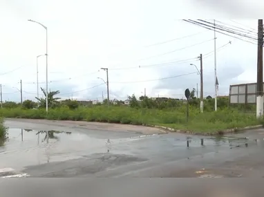 Moto ficou embaixo do ônibus após acidente