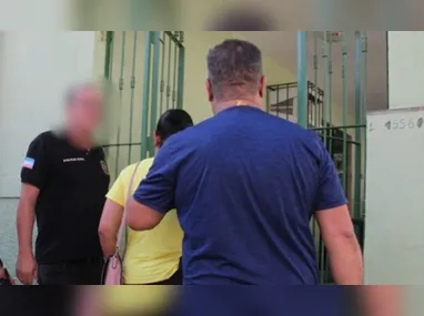 Mandados de busca e apreensão foram cumpridos na casa dos indivíduos, na Serra (imagem à esquerda) e em Domingos Martins (à direita)