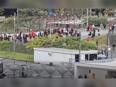 Marcos Braz acionou a arbitragem e ameaçou não entrar em campo enquanto a situação não fosse solucionada.