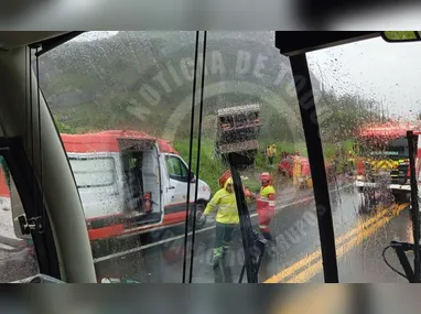 Moto ficou embaixo do ônibus após acidente