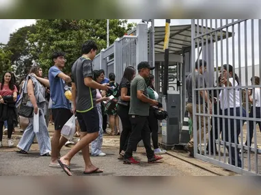 Candidatos chegando em local de prova do Enem