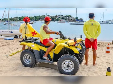 Ariane Lourdes e Jaques de Assis Castro decidiram curtir o recesso com os filhos na praia do morro