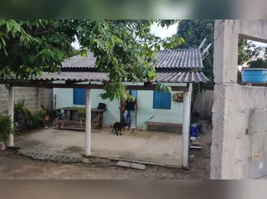 Influenciadora tem casa invadida, é obrigada a fazer PIX e tem moto roubada