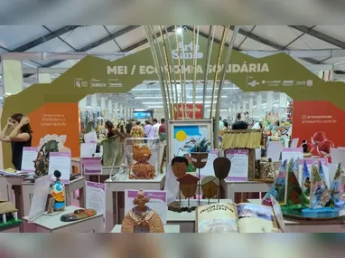 Michelle Magnago, professora de Língua Portuguesa, e os alunos Vitória Fernandes e Matheus Sant’Ana usam e aprovam a tecnologia nas redações