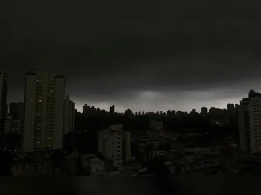 Imagem ilustrativa da imagem Temporal em SP derruba árvores e deixa moradores sem luz