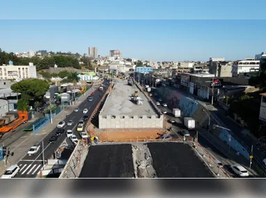 Carro atingiu loja após descer ladeira