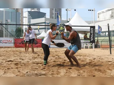 Vinisius e seu filho, Pablo Gianordoli, jogando beach tennis na praia