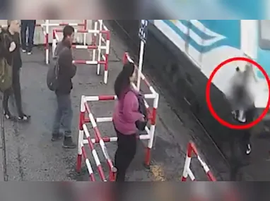 Imagem ilustrativa da imagem VÍDEO | Homem é atingido na mão por trem após se distrair com o celular