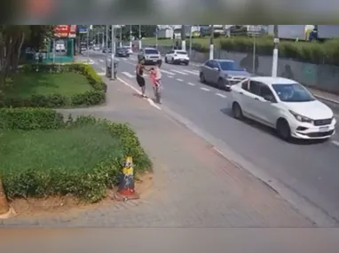 Imagem ilustrativa da imagem VÍDEO | Homem tenta tirar criança do colo de babá na zona norte de SP