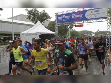 Amarílio e Deolindo Braga: o primeiro, com o troféu na mão, foi campeão da categoria 70 anos – 10 km, enquanto o outro terminou em segundo lugar na categoria 70 anos – 5 km