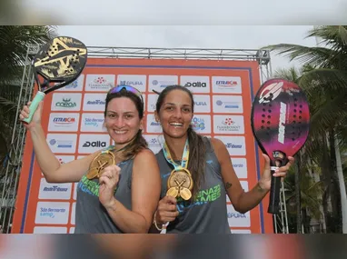 Daniel Canellas e Raphael Borges são profissionais do beach tennis e formaram a dupla campeã na categoria open masculina no Tribuna Open de Beach Tennis