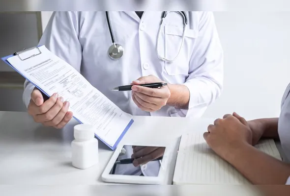 Médico exercendo a profissão: medicina se faz com conhecimento, intuição e perspicácia
