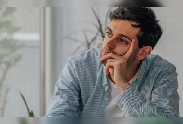 Ser normal é viver de acordo com aquilo que é permitido e aceito pela sociedade. Às vezes, no entanto, pessoas se acostumam a viver subjugados pelos outros e em sofrimento