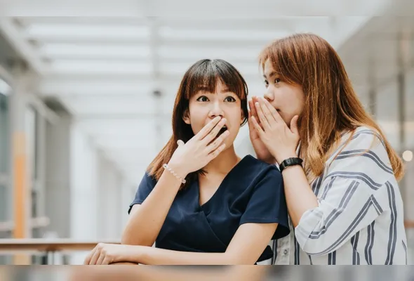 A fofoca é é ácida e destrutiva ao fazer um tipo de julgamento moral do comportamento alheio