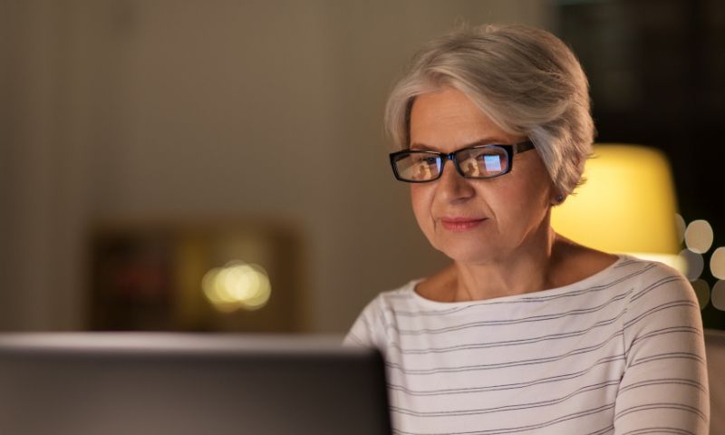 Internet Melhora Saúde Mental em Idosos: Descubra Como!