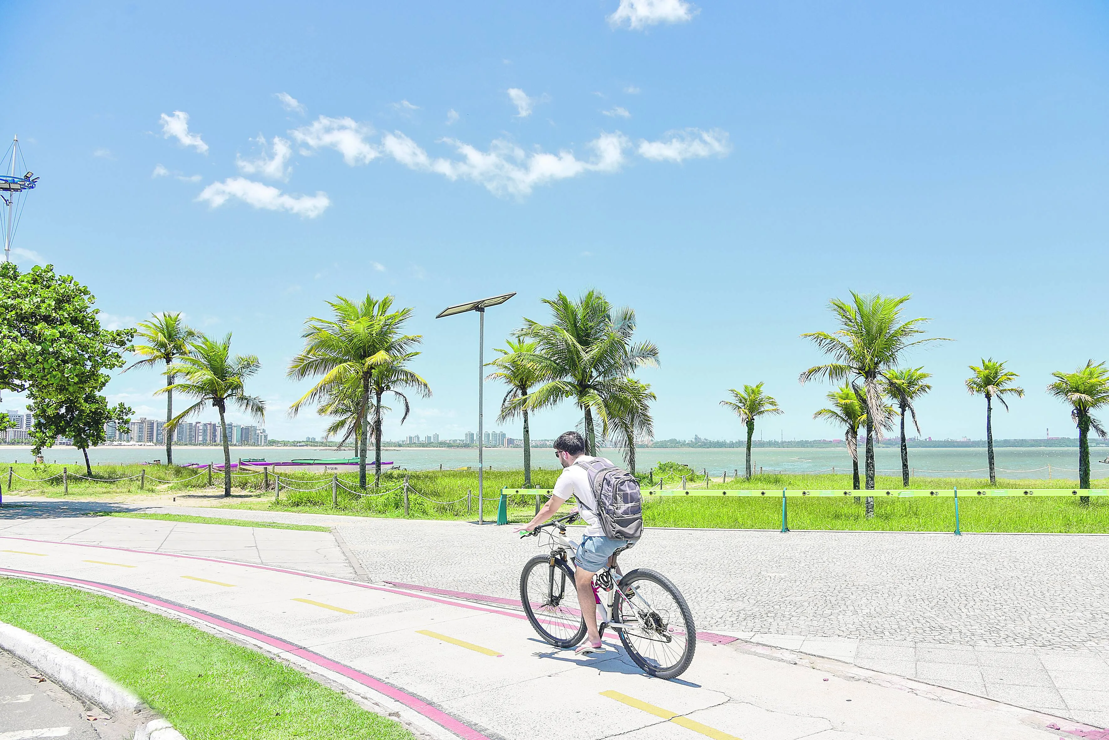 Ciclista no calçadão da Praia de Camburi, Vitória: medidas garantem que ar continue sendo classificado como bom em toda a região metropolitana