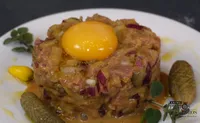 Imagem ilustrativa da imagem Steak Tartare: receita fácil e que rende até 15 porções