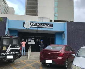 Imagem ilustrativa da imagem Homem rouba mochila em frente a uma delegacia e acaba preso na Serra