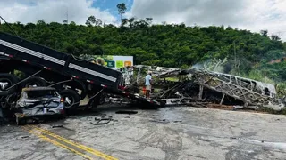 Imagem ilustrativa da imagem Motorista de carreta do acidente com 41 mortes em MG estava com carteira cassada