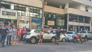 Imagem ilustrativa da imagem VÍDEO | Idosa “atropela” três carros e duas motos em Guarapari