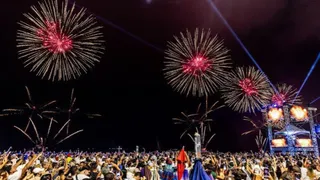 Imagem ilustrativa da imagem Queima de fogos encanta moradores e turistas em Vila Velha. Veja imagens