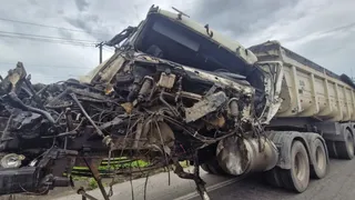 Imagem ilustrativa da imagem Rodovia do Contorno é interditada após acidente com carretas e caminhão