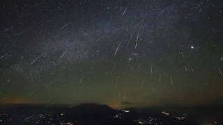 Imagem ilustrativa da imagem Última grande chuva de meteoros do ano ocorre na noite desta sexta