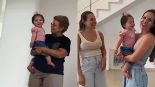 Imagem ilustrativa da imagem VÍDEO | Bebê capixaba viraliza após confundir mãe e tia gêmeas: 'Quem é quem?'