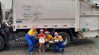 Imagem ilustrativa da imagem VÍDEO | Menina de 6 anos entrega presentes de Natal para garis no ES