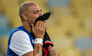 Imagem ilustrativa da imagem Adriano chora com mensagem do pai feita por IA em jogo de despedida no Maracanã