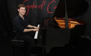 Imagem ilustrativa da imagem Aos 16 anos, pianista ganha concurso e vai à Europa