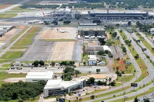 Imagem ilustrativa da imagem Avião da FAB faz pouso de emergência em Brasília após problema técnico