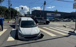 Imagem ilustrativa da imagem Carro é "engolido" por buraco após asfalto ceder em Vila Velha