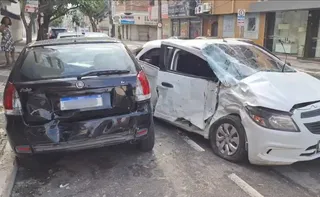 Imagem ilustrativa da imagem Carro faz 'strike' e motorista foge do local do acidente em Vila Velha