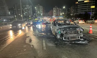 Imagem ilustrativa da imagem Carro pega fogo na Terceira Ponte e complica trânsito na região