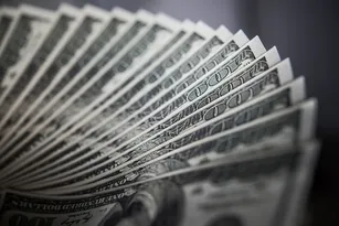 Imagem ilustrativa da imagem Especialistas explicam motivos para a alta do dólar