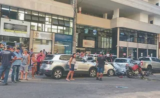 Imagem ilustrativa da imagem VÍDEO | Idosa “atropela” três carros e duas motos em Guarapari