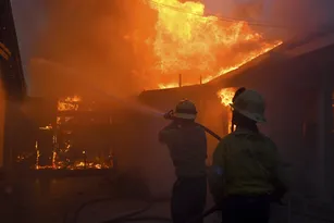 Imagem ilustrativa da imagem Incêndios em Los Angeles devem se tornar os mais caros da história dos EUA