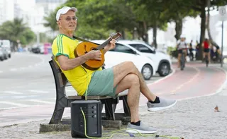 Imagem ilustrativa da imagem Médico aposentado dá show com bandolim no calçadão de Vila Velha