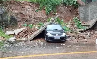 Imagem ilustrativa da imagem Muro cai e atinge carro durante temporal em Vila Velha