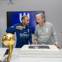 Imagem ilustrativa da imagem Neymar dá bolo na boca de Jorge Jesus durante homenagem ao técnico