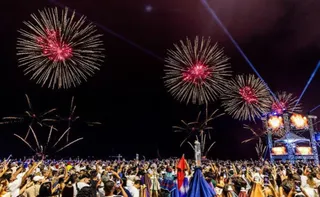 Imagem ilustrativa da imagem Queima de fogos encanta moradores e turistas em Vila Velha. Veja imagens