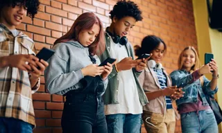 Imagem ilustrativa da imagem Senado deve aprovar nesta quarta o banimento nacional de celular nas escolas