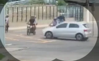 Imagem ilustrativa da imagem VÍDEO | Carro atropela três motociclistas em cruzamento na Serra