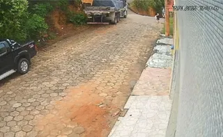 Imagem ilustrativa da imagem VIDEO | Carro cai de barranco e quase atinge pedestre no Sul do ES