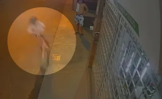 Imagem ilustrativa da imagem VÍDEO | Ciclista perde o controle e colide em vitrine de ótica no Sul do ES