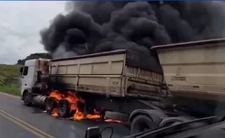 Imagem ilustrativa da imagem VÍDEO: Carreta pega fogo na BR-259 no Norte do ES