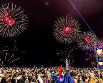 Imagem ilustrativa da imagem Queima de fogos encanta moradores e turistas em Vila Velha. Veja imagens