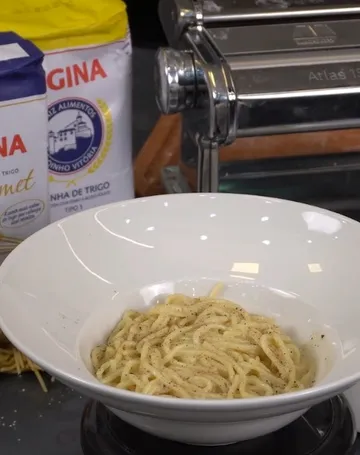 Imagem ilustrativa da imagem Cacio e Pepe: aprenda a fazer a receita com massa fresca