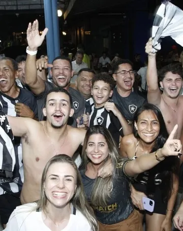 Imagem ilustrativa da imagem Festa gloriosa em Vitória com o título inédito do Botafogo na Libertadores